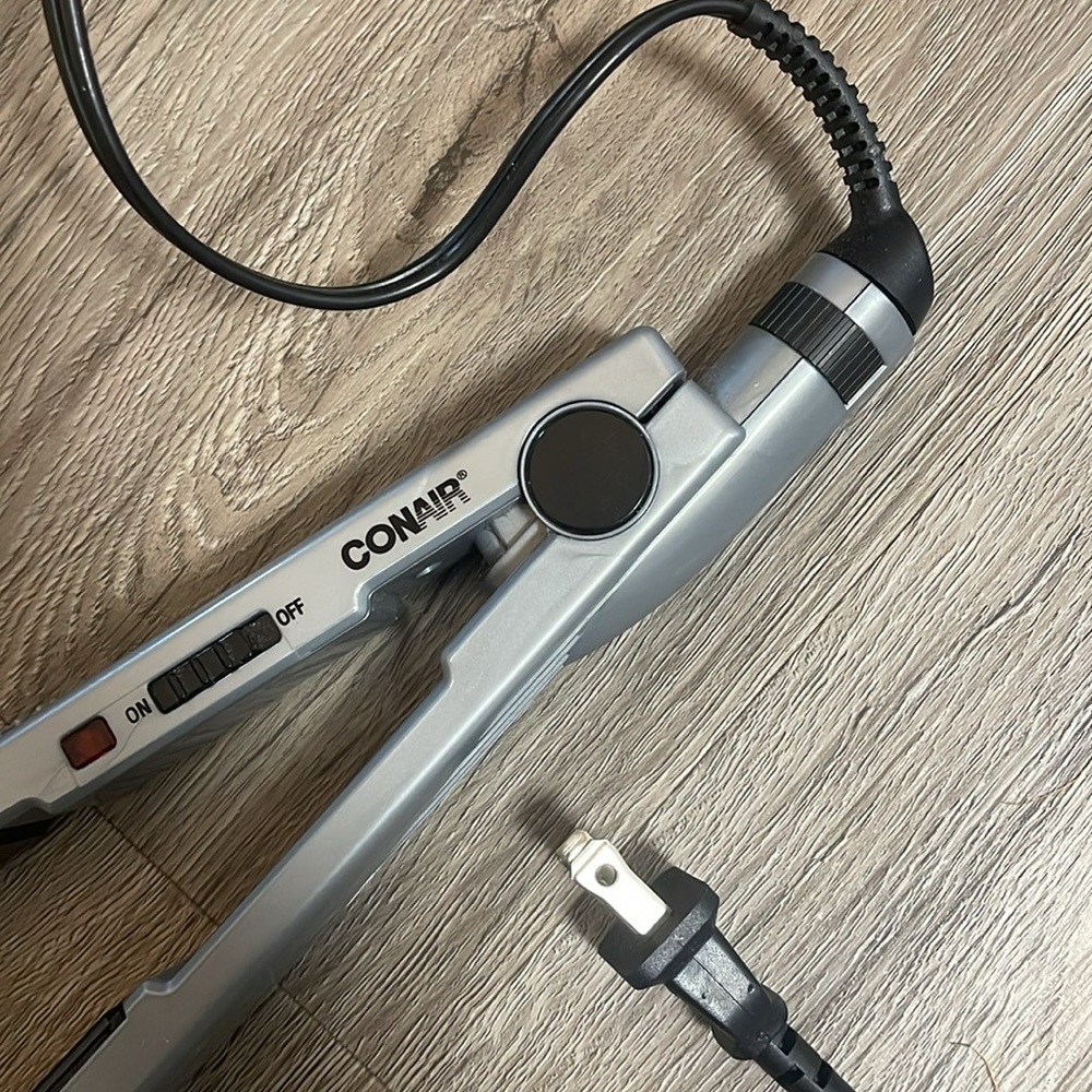 CONAIR 1” Barrel Silver Hot Iron Hair Straightener